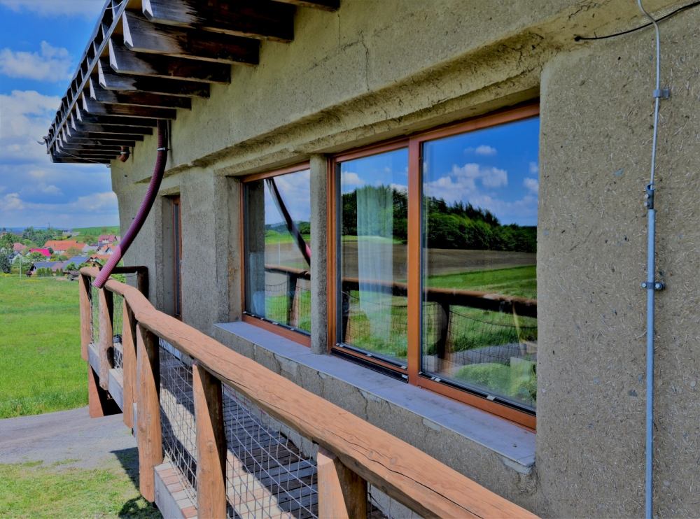 Dřevěná okna - dům ze slámy Starý Jičín
